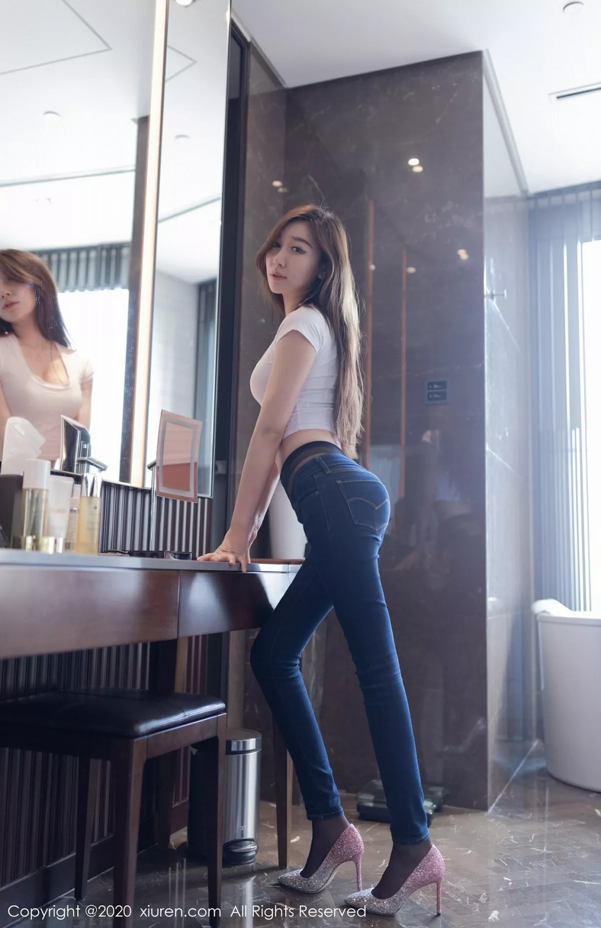 [XiuRen秀人网]第2406期Victoria志玲写真 [60P]-001