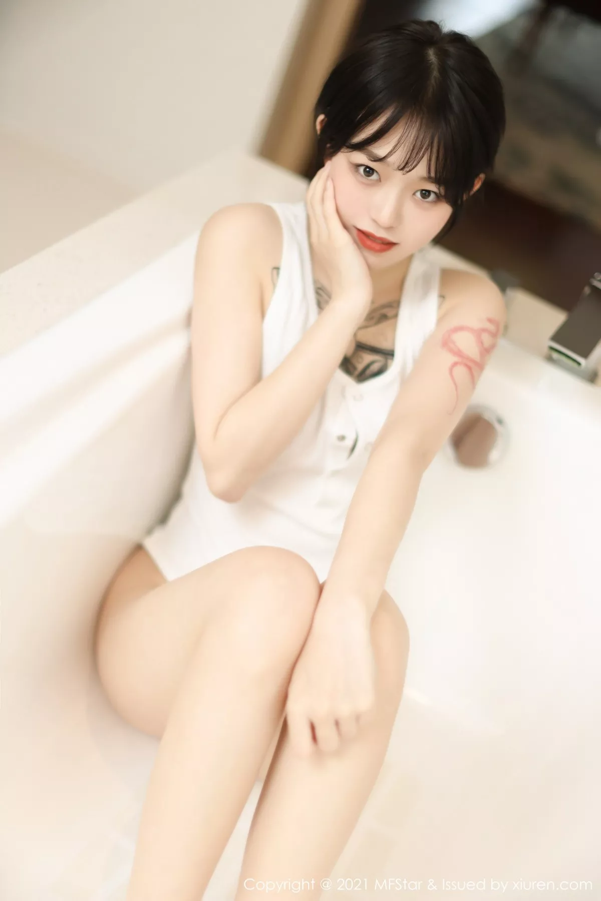 [MFStar模范学院]第496期奶瓶子写真 [48P]-002