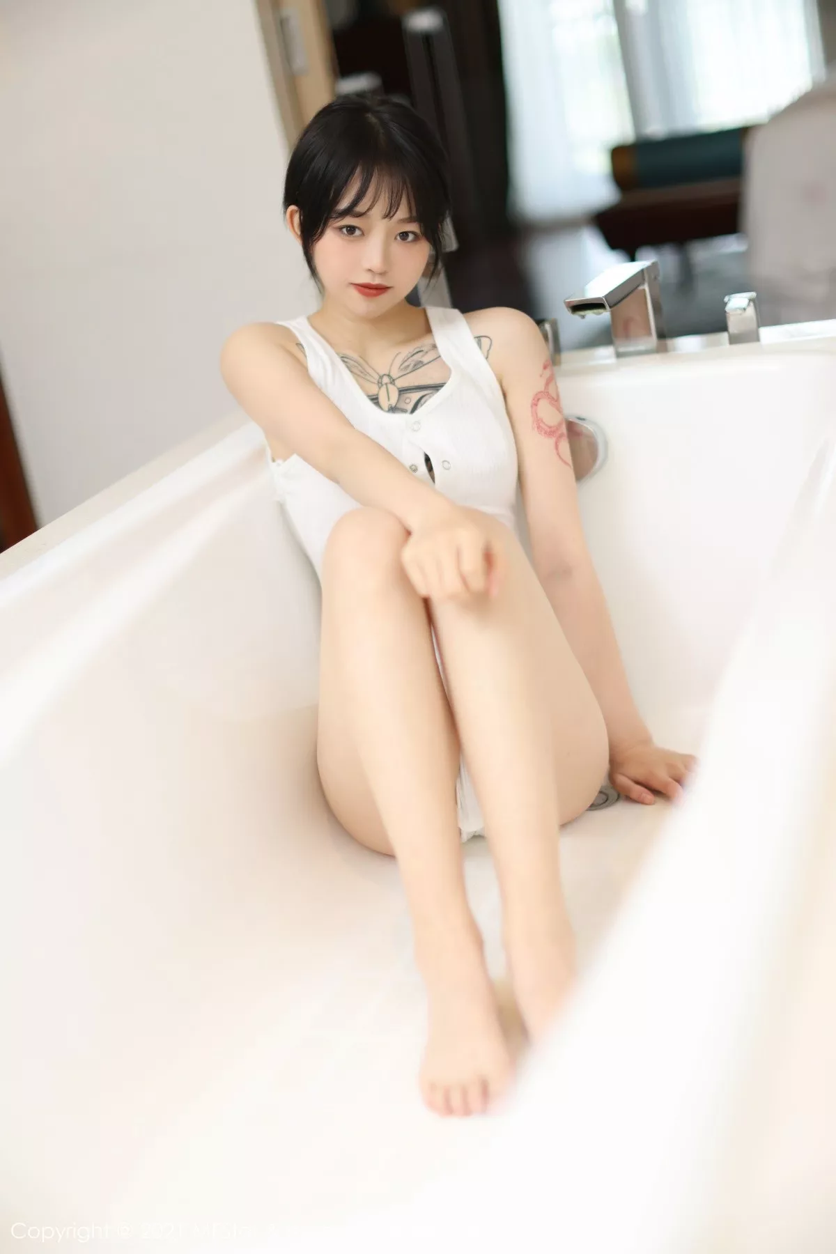[MFStar模范学院]第496期奶瓶子写真 [48P]-001