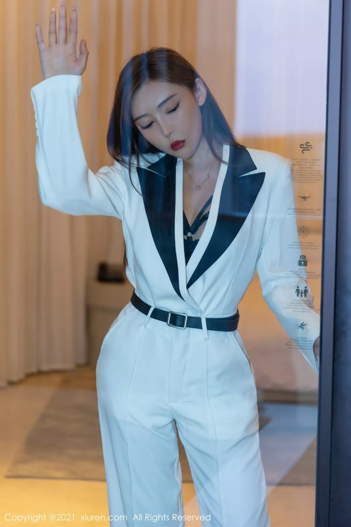 [XiuRen秀人网]第4008期萌汉药写真 [60P]-002