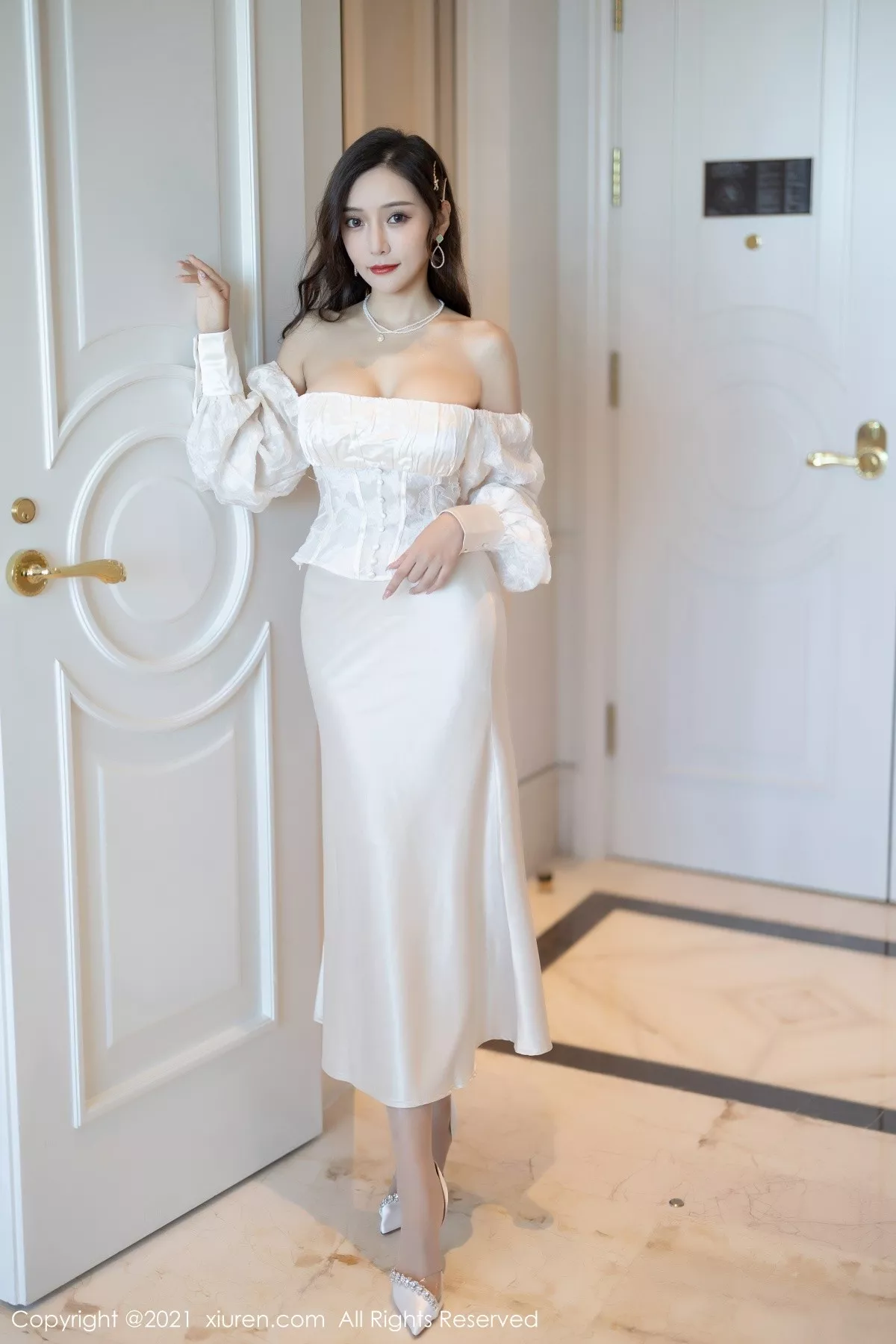 [XiuRen秀人网]第4136期王馨瑶写真 [97P]-001