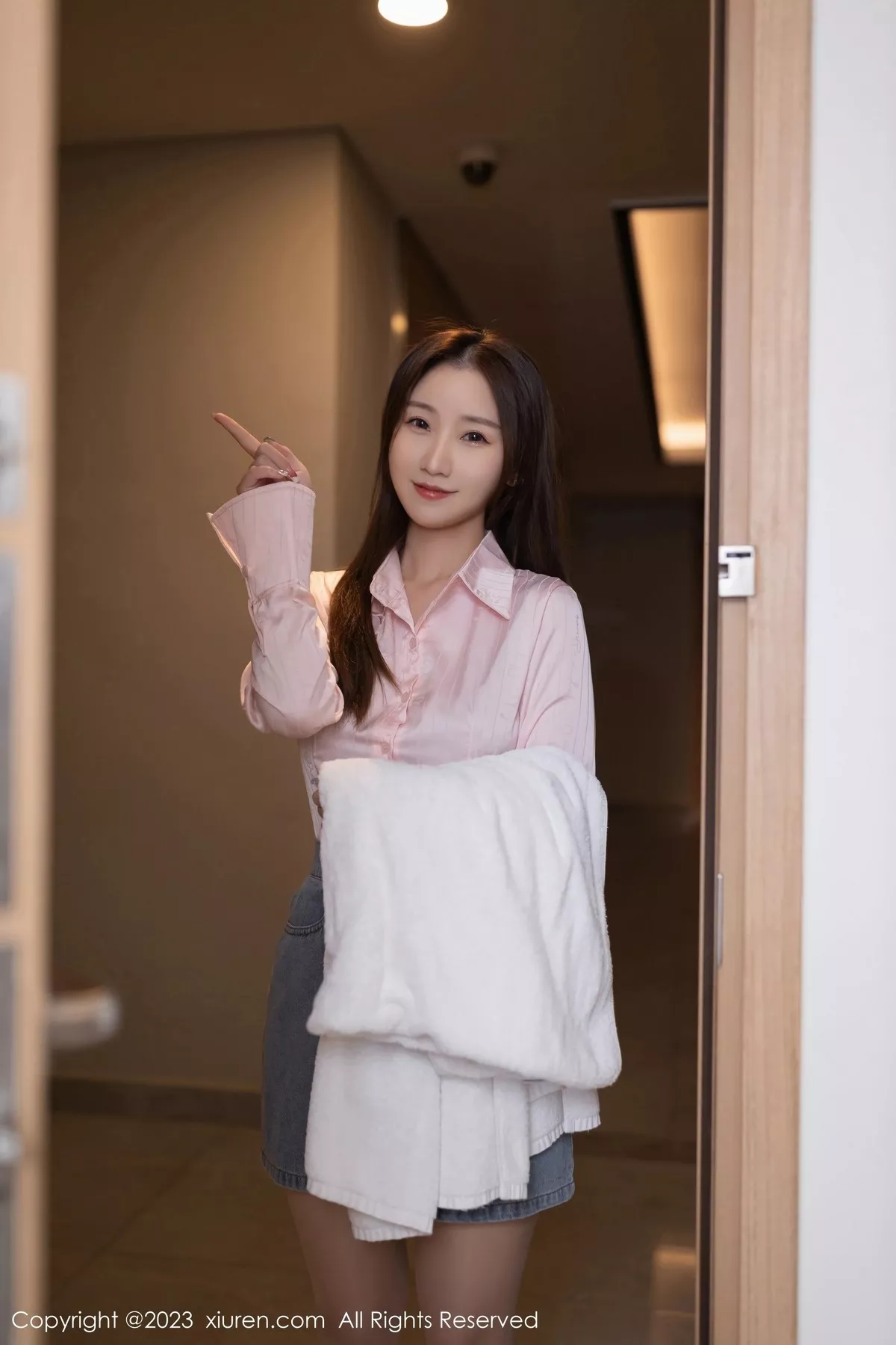 [XiuRen秀人网]第6832期杏子写真 [79P]-001