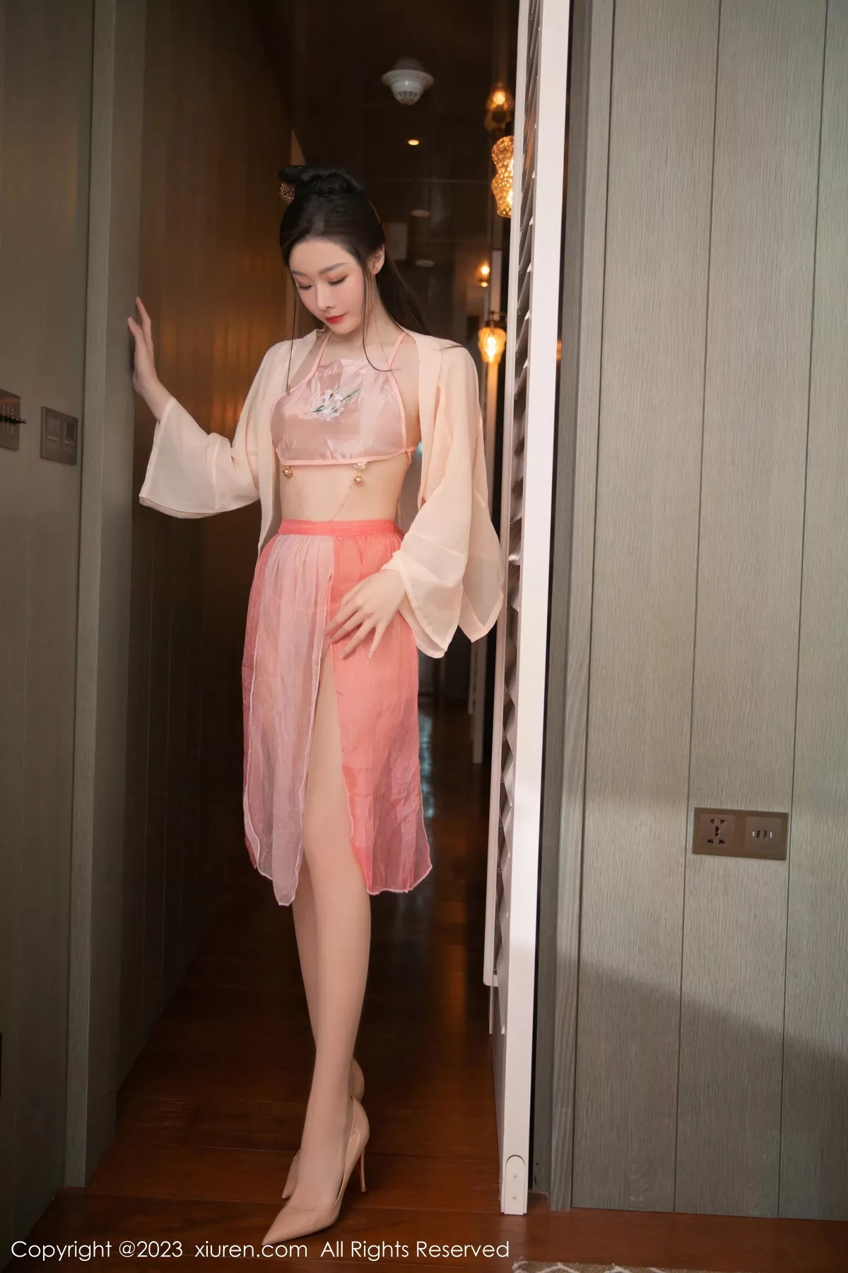 [XiuRen秀人网]第7075期是小逗逗写真 [79P]-001