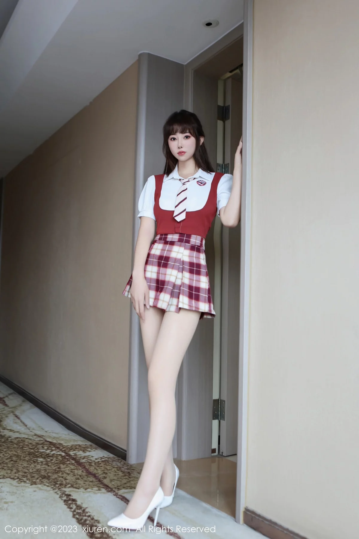 [XiuRen秀人网]第7851期金tiao写真 [77P]-001