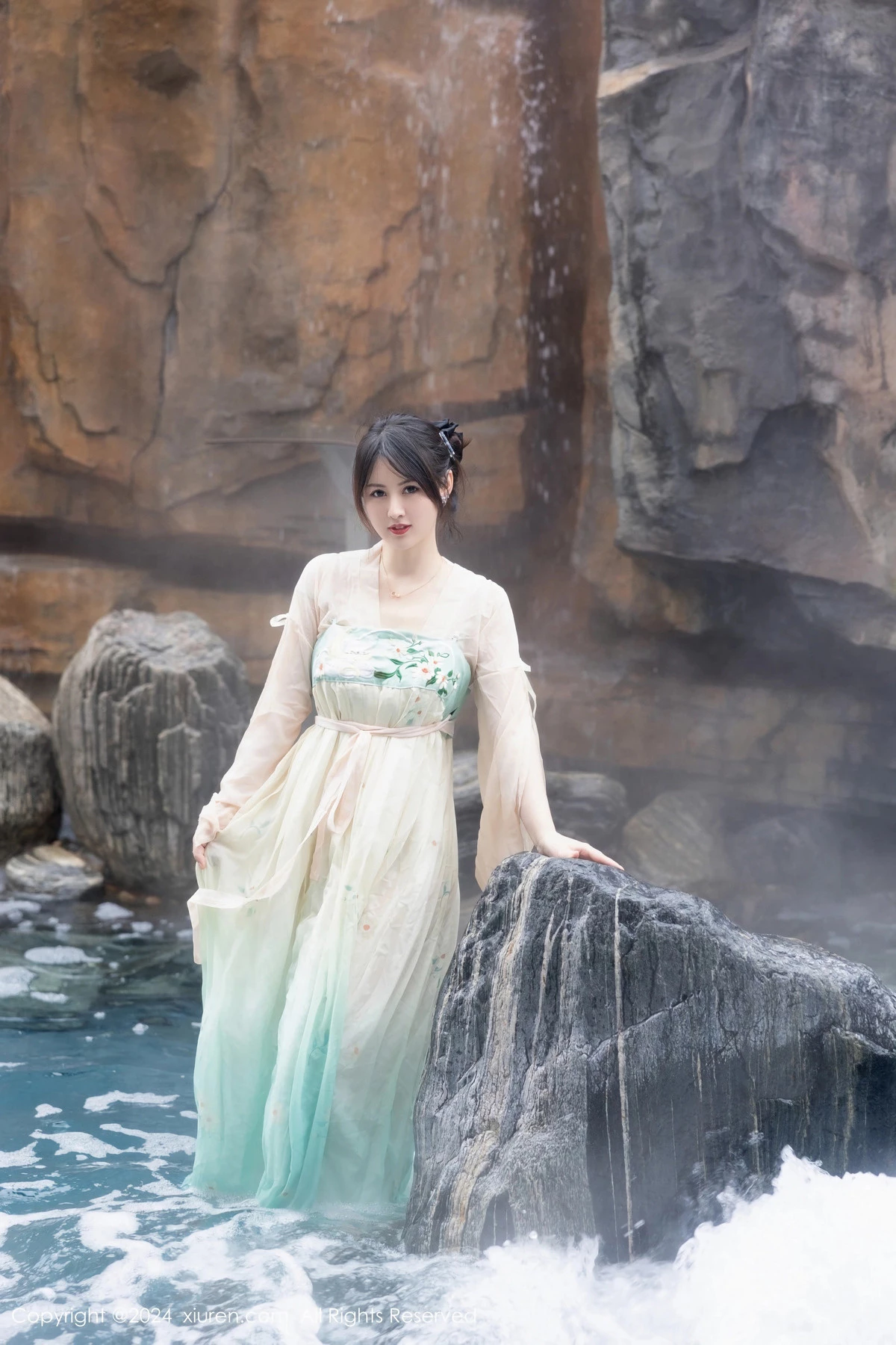 [XiuRen秀人网]第8128期诗诗写真 [82P]-001