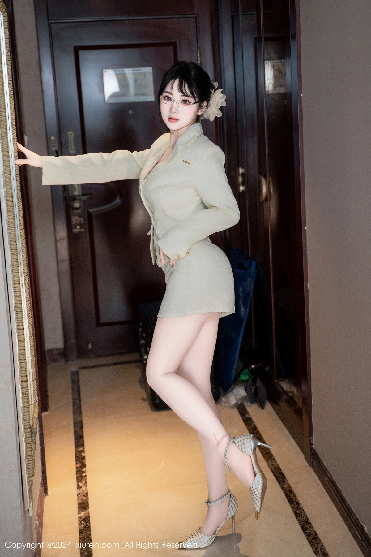 [XiuRen秀人网]第8717期汐汐爱吃草莓写真 [85P]-001